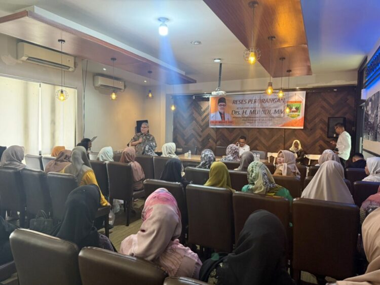 Tampung Aspirasi Pelaku UMKM di Kota Padang, Ketua DPRD SumbarJanji Perjuangkan Bantuan Modal 1 TAMPUNG ASPIRASI—Ketua DPRD Sumbar, Muhidi saat menampung aspirasi pelaku UMKM dalam masa reses persidangan III tahun 2025 di Kota Padang, Jumat (25/7).