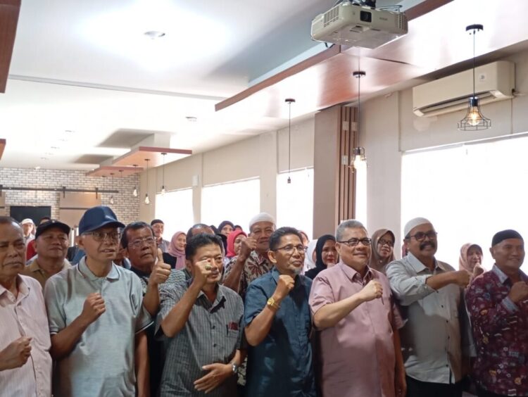 Ketua DPRD Sumbar Muhidi Tampung Aspirasi Warga Andalasdan IKB Setwan Padang, Persoalan Pendidikan, Ekonomi, Infrastruktur dan Irigasi 1 RESES—Ketua DPRD Sumbar, Muhidi bersama warga Kelurahan Andalas dan IKB Setwan DPRD Padang saat reses perseorangan masa sidang III tahun 2025.