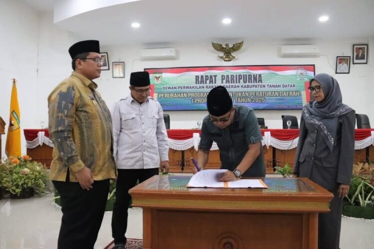 DPRD Tanahdatardan Pemkab Sepakati Perubahan Propemperda 2025 1 TANDA TANGAN— Ketua DPRD Tanahdatar Anton Yondra tandatangani kesepakatan bersama dengan pemerintah daerah tentang perubahan Propemperda 2025.