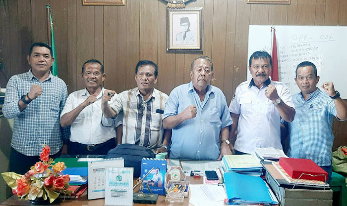 Koperbam Ketiban Anugerah pada Hari Koperasi Nasional ke 78, PT.TUN Medan Kuatkan Hasil Putusan PTUN Padang 1 SEMANGAT— Ketua Koperbam Telukbayur Chandra bersama jajaran pengurus.