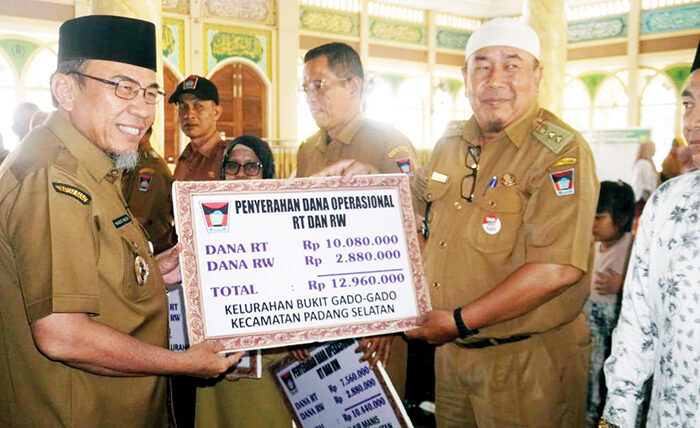 Ketua RT dan RW Diajak Memahami Progul Pemko, Wawako: Layanilah Warga Sepenuh Hati 1 PENYERAHAN DANA OPERASIONAL— Wakil Wali Kota Padang Maigus Nasir, menyerahkan dana operasional triwulan II Kecamatan Padang Selatan, Selasa (8/7), di Masjid Darussalam, Kelurahan Mata Air.