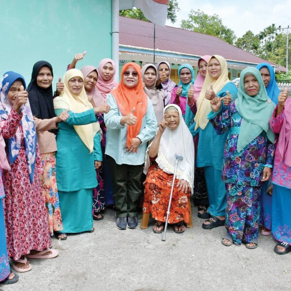 Ketua TP-PKK Agam Tinjau Nagari Baringin, Prioritaskan Akses Air Bersih bagi Warga 1 TINJAU— Ketua Tim Penggerak PKK Kabupaten Agam, Ny. Merry Benniwarlis, melakukan peninjauan ke Nagari Baringin, untuk memastikan ketersediaan sumber air bersih bagi masyarakat, Kecamatan Palembayan, Sabtu (5/7)