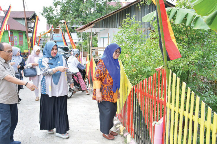 Jelang Lomba PKK Tingkat Provinsi, TP-PKK Agam Tinjau Kesiapan Nagari Panta Pauh 1 TINJAU KESIAPAN— Ketua Tim Penggerak PKK Kabupaten Agam, Ny. Merry Benni Warlis, bersama Staf Ahli PKK Ny. Maya Muhammad Iqbal dan jajaran pengurus PKK kabupaten, melakukan kunjungan ke Nagari Panta Pauh, Kecamatan Matur, Kamis (24/7).