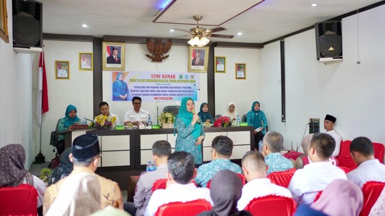 AUDIENSI— Ketua Tim Penggerak PKK Kabupaten Solok, Ny. Nia Jon Firman Pandu menemui masyarakat Nagari Surian.  
Pertemuan itu dalam rangka sosialisasi dan audiensi bersama masyarakat penerima manfaat Program Keluarga Harapan (PKH) 
dan kader pemberdayaan masyarakat di Nagari Surian.