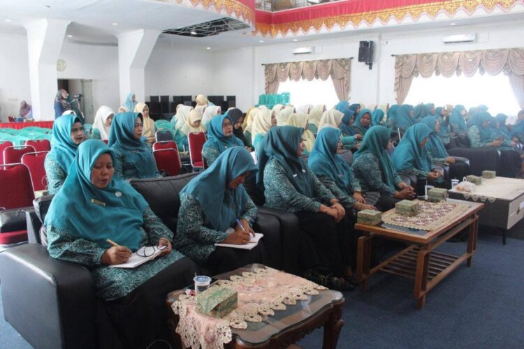 Upaya Penguatan Ketahanan Keluarga dan Masyarakat, Ny. Sifrowati Dorong Pengurus PKK Aktifkan Kembali Dasawisma Setiap Nagari 1 Ketua Tim Penggerak Pemberdayaan dan Kesejahteraan Keluarga TP PKK Kabupaten Pasaman Barat Ny. Sifrowati Yulianto