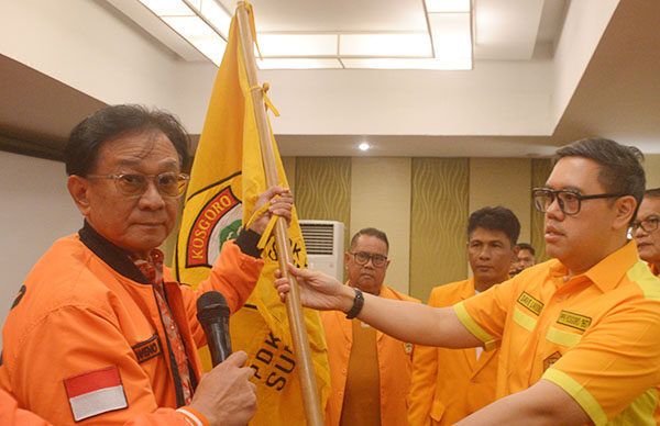 Pegang Tampuk PDK Kosgoro 1957, Weno Aulia Durin: Wadah Berkarya untuk Masyarakat 1 SERAHKAN PATAKA— Ketua Umum Pengurus Pusat Kolektif (PPK) Kosgoro 1957 , Dave A.F Laksono menyerahkan bendera Pataka Kosgoro 1957 kepada Ketua PDK Kosgoro 1957 Sumbar, Weno Aulia Durin Dt. Tumangguang.