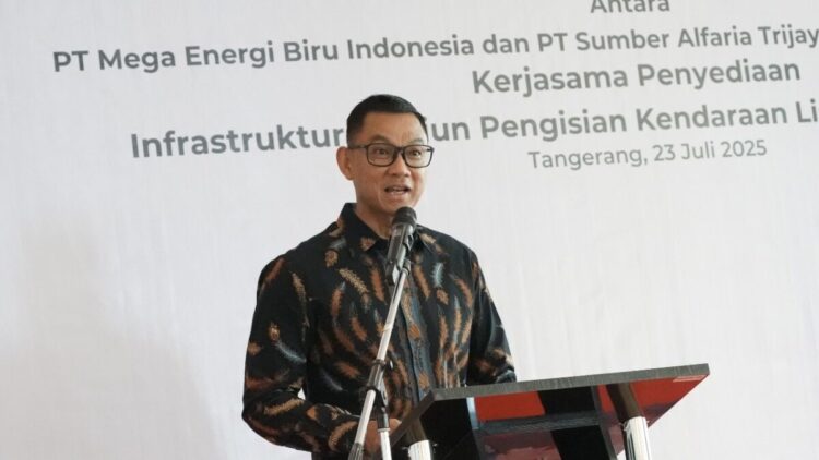PLN, MEBI, dan Alfamart Kolaborasi, Kembangkan Infrastruktur SPKLU di Lokasi Strategis se-Indonesia 1 MOU—Direktur Utama PLN, Darmawan Prasodjo melakukan MoU dengan PT Mega Energi Biru Indonesia (MEBI) dan PT Sumber Alfaria Trijaya Tbk (Alfamart).