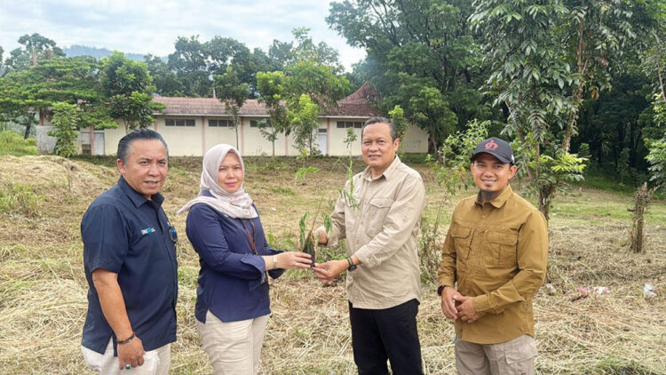 PENYERAHAN BIBIT KALIANDRA— Kepala Kasi Keuangan dan Umum Unit CSR PT Semen Padang Nila Puspa Reni, menyerahkan bibit Kaliandra Merah kepada Ketua Harian Kwarda Sumbar Yulius beberapa waktu lalu. Tanaman Kaliandra itu akan ditanam di lahan Lemdadika Padang Besi dengan jumlah 50 ribu bibit.