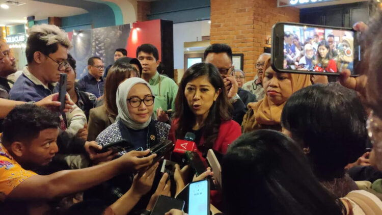 Komdigi Ungkap 48 Persen Anak-anak Pengguna Internet jadi Korban Cyberbullying 1 WAWANCARA— Menteri Komunikasi dan Digital (Komdigi), Meutya Hafid (tengah) saat diwawancarai wartawan.