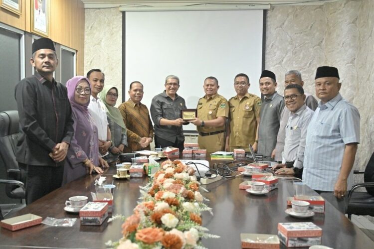 KUNJUNGAN— Komisi I DPRD Kabupaten Tanah Datar melakukan kunjungan kerja ke Biro Administrasi Pimpinan Sekretariat Daerah Provinsi Sumatera Barat (Biro Adpim Setdaprov Sumbar), Selasa (1/7).