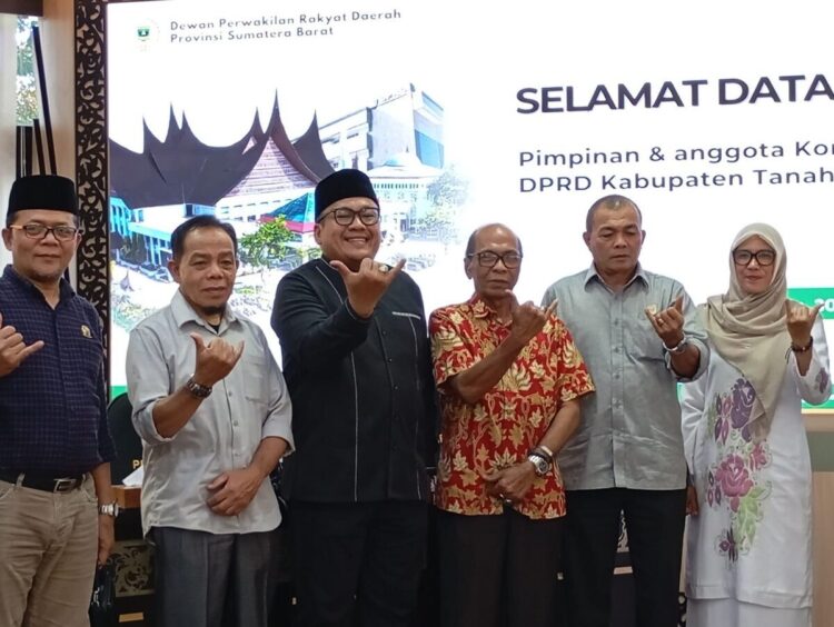 Komisi III DPRD Tanah Datar Kunker ke DPRD Sumbar, Bahas Kondisi Danau Singkarak yang Semakin Parah 1 KUNJUNGAN KERJA— Ketua Tim Pakar DPRD Provinsi Sumbar, HM Nurnas menerima kunjungan kerja pimpinan dan anggota Komisi III DPRD Kabupaten Tanah Datar, Senin (30/6) di ruang rapat khusus 1.