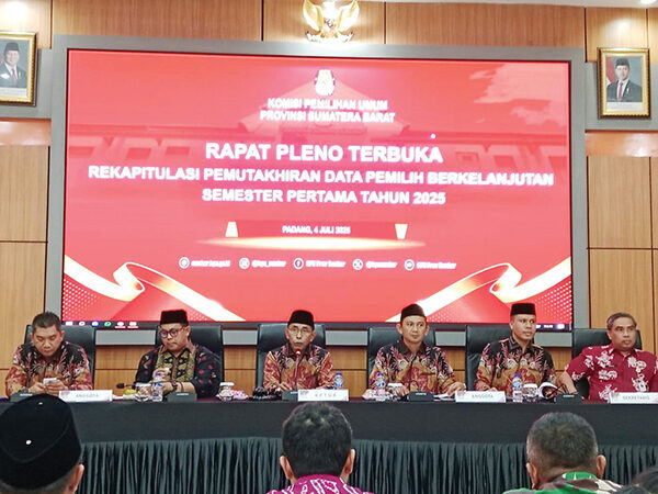 KPU Sumbar Tetapkan 4,12 Juta Lebih Pemilih Hasil PDPB Semester I 2025 1 RAPAT PLENO— KPU Sumbar menetapkan sebanyak 4.122.644 pemilih dalam rapat pleno terbuka rekapitulasi Pemutakhiran Data Pemilih Berkelanjutan (PDPB) Semester I Tahun 2025.