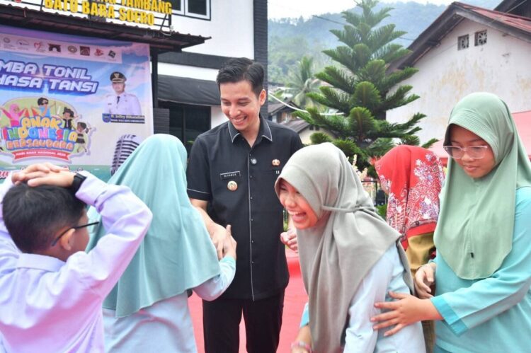 Wako Riyanda Buka Lomba Tonil Bahasa Tangsi, Komitmen Pemko Sawahlunto Melestarikan Bahasa Tangsi 1 SAMBUT— Wali Kota Sawahlunto Riyanda Putra saat sampai di lokasi acara disambut panitia di Museum Lubang Tambang Soero.
