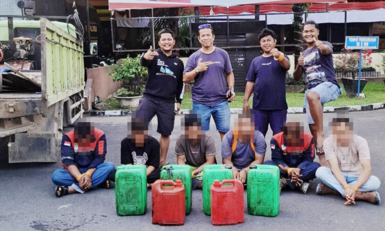 Aksi Pencurian Solar Alat Berat di Semen Padang Terbongkar, 6 Orang Ditangkap, Termasuk Operator 1 PENCURI SOLAR— Enam pelaku yang terlibat pencurian Solar untuk alat berat di Semen Padang ditangkap Tim Klewang Polresta Padang.