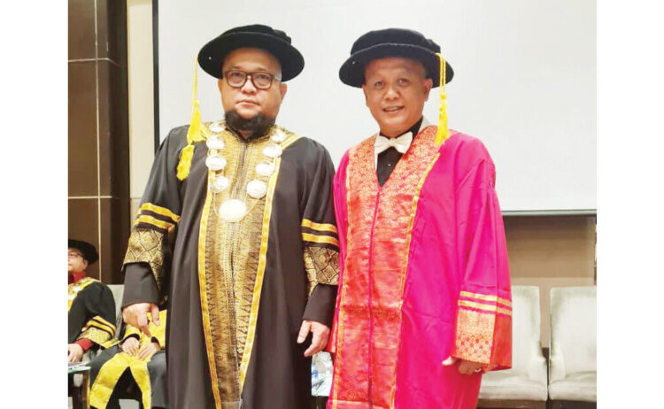 Konsisten Perjuangkan Keadilan, Pengacara Boy London Dianugerahi Doktor Honoris Causa AUI Malaysia 1 GELAR HC— Pengacara Mukti Ali Kusumayadi Putra yang dikenal dengan nama Boy London, dianugerahi gelar Doktor Honoris Causa (HC) oleh Asean University Internasional (AUI) Malaysia. Gelar kehormatan tersebut diserahkan langsung oleh Presiden AUI, Prof. Dr. Suhendar, pada Jumat (18/7).