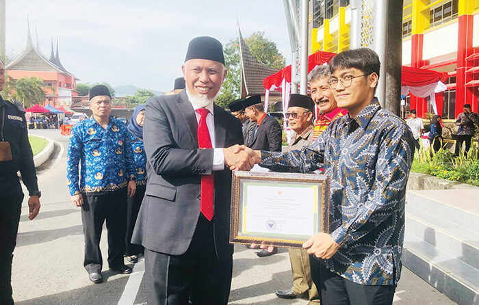 Raih Dua Penghargaan, Koperasi Konsumen Keluarga Besar Semen Padang Ditetapkan sebagai Koperasi Terbesar di Sumbar 1 PENGHARGAAN— Gubernur Sumbar Mahyeldi menyerahkan penghargaan kepada Bendahara Pengurus KKSP, Febby Arief Zeindra, seusai upacara Hari Koperasi tingkat provinsi di Kantor Gubernur, Kamis (17/7).