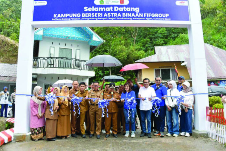 GUNTING PITA— Pengguntingan pita peresmian Kampung Berseri Astra di Jorong Batang Palupuah, Nagari Koto Rantang, Kecamatan Palupuah, Kabupaten Agam oleh Kepala DPMD Sumbar, Yozarwardi, Bupati Agam, Benni Warlis, Direktur FIF Group, Esther Sri Harjati.