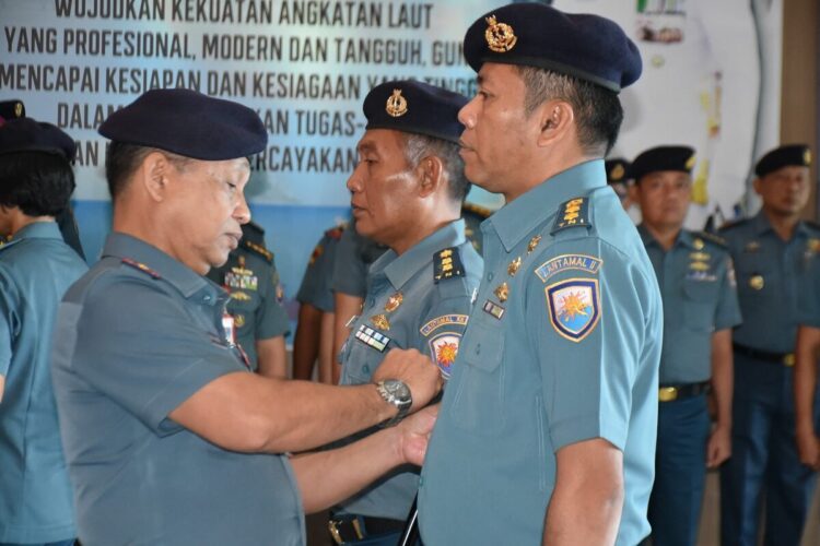 Danlantamal II Laksma TNI Sarimpunan Tanjung, Kukuhkan Dua Jabatan Kadis Lantamal II 1 PASANGKAN— Komandan Pangkalan Utama TNI AL (Danlantamal) II Laksamana Pertama (Laksma) TNI Sarimpunan Tanjung pasangkan tanda jabatan pada pejabat baru.