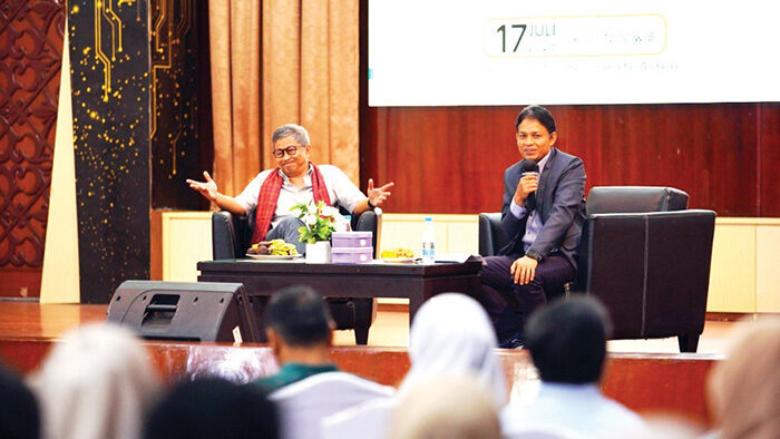 Kuliah Umum, Senat Akademik FISIP Unand Hadirkan Rocky Gerung 1 KULIAH UMUM— Rocky Gerung hadir sebagai narasumber dalam Kuliah Umum bertajuk “Meneguhkan Integritas, Moral, dan Etika Akademik di Perguruan Tinggi”, yang digelar Senat Akademik Unand, Kamis (17/7) di Convention Hall Unand.