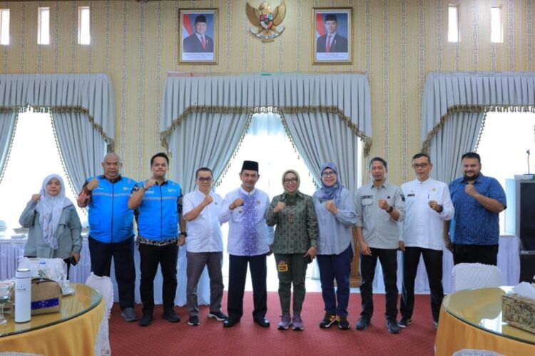Dirjen EBTKE Tinjau Proyek PLTMH Patamuan, Percepat Infrastruktur Energi Terbarukan di Kabupaten Pasaman 1 KUNJUNGAN KERJA—Wabup Pasaman Parulian Dalimunthe, menyambut kunjungan kerja Direktur Jenderal Energi Baru, Terbarukan dan Konservasi Energi (EBTKE) Kementerian ESDM RI, Prof. Dr.-Eng. Eniya Listiani Dewi, pada Jumat (11/7).