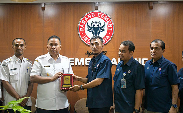 ”Nabuang Sarok” PT Semen Padang Menginspirasi, Kota Pariaman Gagas Transformasi TPA 1 kunjungi PT SEMEN PADANg— Wawako Pariaman Mulyadi, melakukan kunjungan kerja ke PT Semen Padang, Rabu (9/7), untuk menjajaki peluang kerja sama pengelolaan sampah dan pendampingan teknis bidang lingkungan. Kedatangan wawako disambut Kepala Unit Komunikasi & Kesekretariatan PT Semen Padang Ilham Akbar, didampingi Pgs. Kepala Unit CSR PT Semen Padang, Idris.