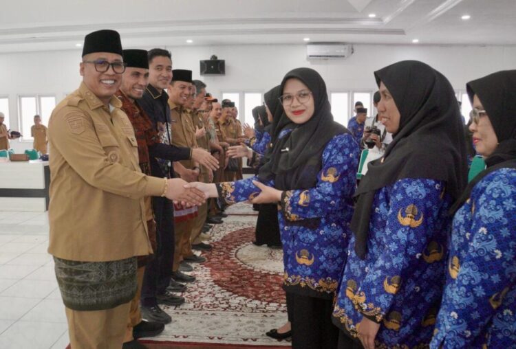 PENYERAHAN SK PENGANGKATAN— Wali Kota Padangpanjang Hendri Arnis menyerahkan SK Pengangkatan 61 Pegawai Pemerintah dengan Perjanjian Kerja (PPPK) Tahun 2024.