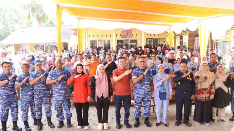 Lanud Sutan Sjahrir Hadir untuk Rakyat, Khitanan Massal Warnai Hari Bhakti TNI AU ke-78 di Padangpariaman 1 FOTO BERSAMA— Danlanud Sutan Sjahrir, Kolonel Nav Sani Salman Nuryadin foto bersama usai kegiatan sosial sunat massal.