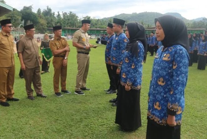 Lapangan M.Yamin Muaro Sijunjung Membiru, Ribuan CPNS Resmi Dilantik 1 SERAHKAN SK PENGANGKATAN— Bupati Sijunjung Benny Dwifa menyerahkan SK pengangkatan CPNS di lingkungan Pemkab Sijunjung, Senin (14/7).