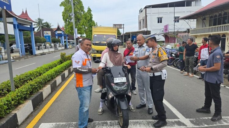 Libatkan Klub Motor di Painan, Satlantas Polres Pessel Bagikan Brosur Keselamatan Berlalu Lintas 1 Libatkan Klub Motor di Painan Satlantas Polres Pessel Bagikan Brosur Keselamatan Berlalu Lintas