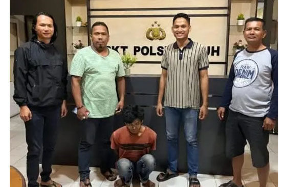 Parah! Tiga Sekawan Bobol Kandang Ayam, Seng Alumunium Diembat lalu Dijual untuk Berfoya-foya 1 PENCURI— Pelaku AP (31) yang mencuri seng di kandang ayam milik warga, ditangkap jajaran Polsek Pauh.
Sedangkan dua temannya buron.