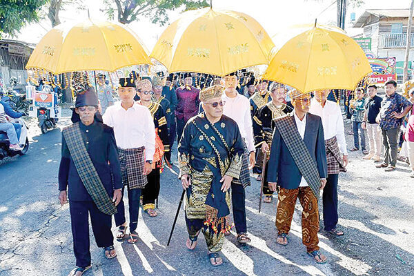 Aristo Munandar Sandang Gelar Adat Datuak Bagindo Kayo, Bangkitkan Kembali Tradisi Batagak Pangulu di Nagari Lambah 1 GELAR ADAT— Mantan Bupati Agam dua periode, Aristo Munandar, resmi menyandang gelar adat Datuak Bagindo Kayo dari Kaum Suku Koto, Nagari Lambah, Kecamatan Ampek Angkek, dalam prosesi sakral malewakan gala yang digelar di Medan Nan Bapaneh, Jorong Koto Hilalang, Minggu (6/7).