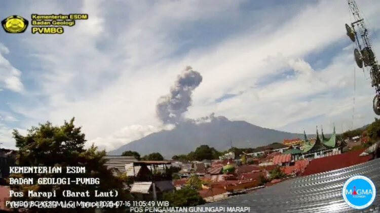 Gunung Marapi Erupsi lagi, Lontarkan Abu Vulkanik Setinggi 1.200 Meter 1 ERUPSI— Penampakan Gunung Marapi yang erupsi pada Rabu (16/7) pukul 10.42 WIB.