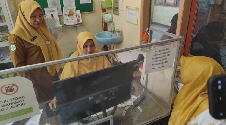 CEK KESEHATAN— Masyarakat saat memanfaatkan cek kesehatan gratis di layanan kesehatan di Kota Payakumbuh