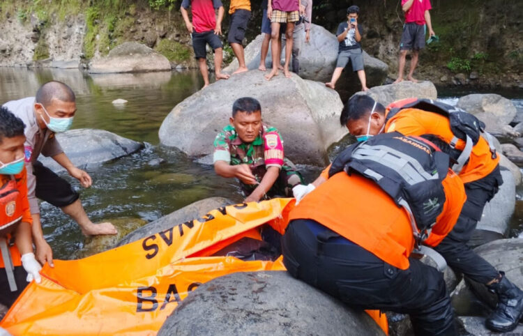 MAYAT— Tim SAR gabungan mengevakuasi mayat tanpa identitas yang ditemukan di aliran Sungai Lubuk Minturun, Kota Padang.