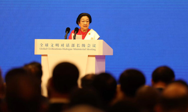 PIDATO— Presiden ke-5 RI Megawati Soekarnoputri 
saat menyampaikan pidato dalam forum Global 
Civilizations Dialogue.