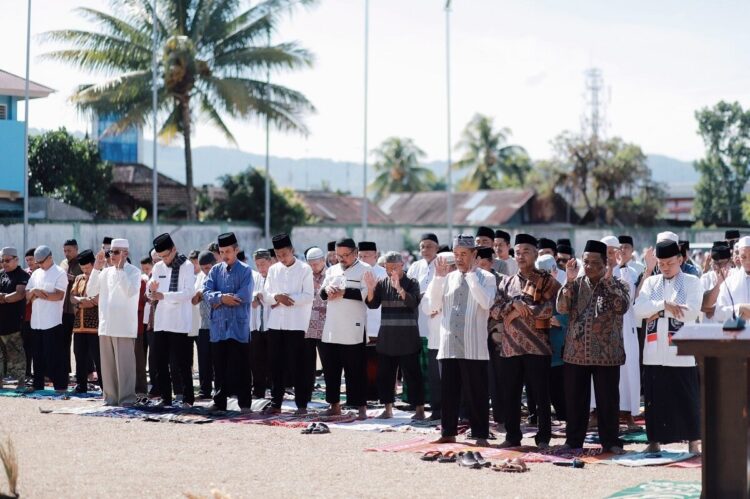 SHALAT ISTISQA—Sejumlah Pimpinan Forum Komunikasi Pimpinan Daerah (Forkopimda), Kepala OPD,Camat, Lurah di lingkungan Pemerintah Kota Solok dan ratusan masyarakat melaksanakan shalat istiqo, di Lapangan Merdeka.