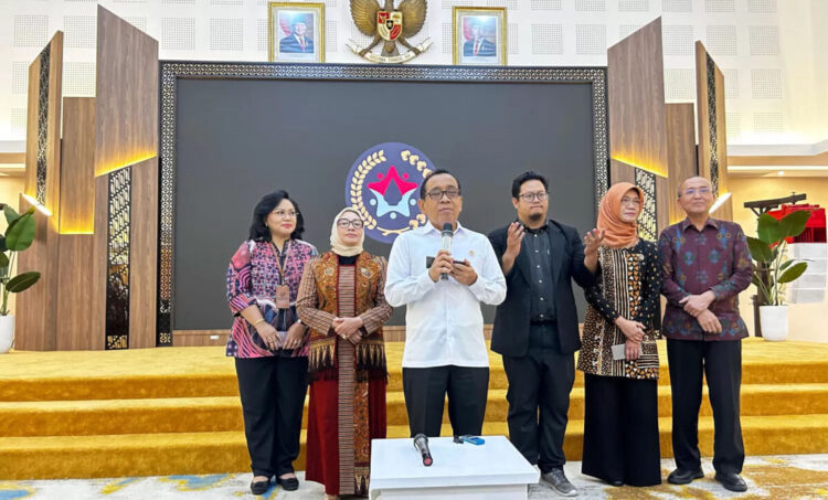 Ngeri! Angka Kekerasan Terhadap Perempuan dan Anak Naik 2.000 Kasus dalam 2 Minggu 1 BERI KETERANGAN— Menko Bidang Pemberdayaan Manusia dan Kebudayaan (Menko PMK) Pratikno saat memberikan keterangan pers.