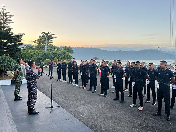 Menuju Tes Pusat di Magelang, 33 Orang Calon Taruna Akademi TNI Paselinda Padang Tinggalkan Sumbar 1 ARAHAN— Kolonel Laut (P) Eko Setyono.SE.,MM. selaku Sekretaris 1 pada Paselinda Padang memberikan arahan pada calon Taruna Akademi TNI TA 2025 yang akan berangkat ke Magelang.