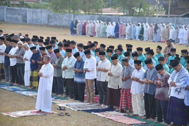 Kemarau Panjang Bertampak Kekeringan dan Kebakaran Lahan, Warga Sawahlunto Shalat Istisqo 1 SHALAT ISTISQO— Wakil Wali Kota Sawahlunto Jeffry Hibatullah, mengikuti pelaksanaan shalat Istisqa’ bersama umat Islam se-Kecamatan Talawi yang digelar di Lapangan M. Yamin, Talawi, Jumat (25/7).