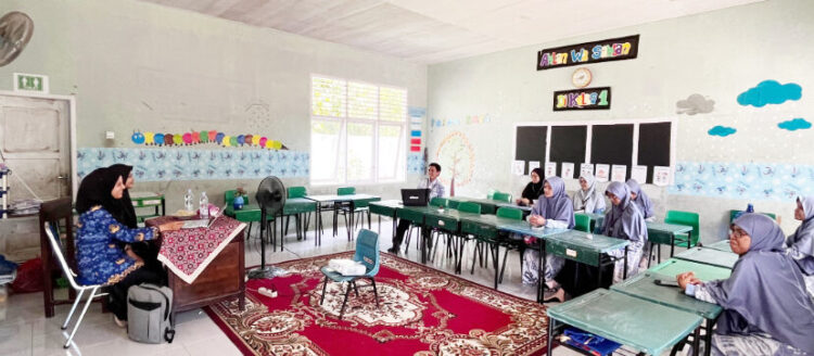 Merawat Warisan Dunia, Membangun Masa Depan Hijau 1 edukasi— Ibu Uttiya Annisa D, ST dan Intan Rahma Putri, S.Si, yang memberikan edukasi langsung kepada para siswa dan guru mengenai pentingnya pengelolaan sampah yang baik dan berkelanjutan.