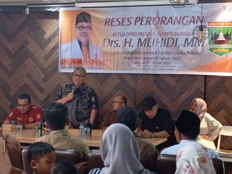 Reses Perseorangan Hari Ketiga, Ketua DPRD Sumbar Muhidi Tampung Aspirasi Masyarakat Padang Timur 1 DIALOG—Ketua DPRD Sumbar, Muhidi saat berdialog dengan masyarakat Kecamatan Padang Timur pada reses perseorangan masa sidang ke III tahun 2025, Minggu (27/7).