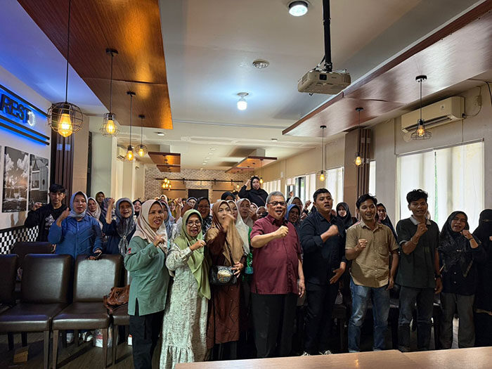 Ketua DPRD Sumbar Dukung Pengembangan UMKM di Kota Padang, Muhidi: UMKM Maju, Sumbar Berjaya 1 RESES—Ketua DPRD Sumbar, Muhidi bersama ratusan pelaku UMKM dari 4 kecamatan di Kota Padang saat reses masa sidang ke-III tahun 2025.