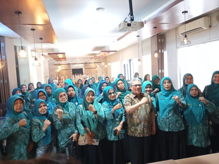 Hari Terkhir Reses Perseorangan Masa Sidang III Tahun 2025, Ketua DPRD Sumbar Muhidi Dorong Ibu-ibu PKK Kembangkan UMKM 1 RESES—Ketua DPRD Sumbar, Muhidi bersama ibu-ibu PKK Kecamatan Padang Timur dalam reses perseorangan masa sidang III tahun 2025, Rabu (30/7).