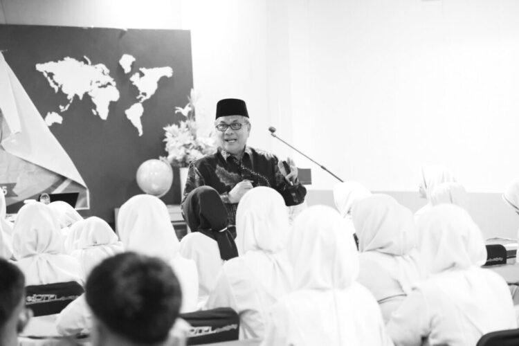 Ketua DPRD Sumbar Dorong Generasi Muda Tanamkan Filosofi Kepemimpinan Minangkabau 1 JADI NARASUMBER—Ketua DPRD Sumbar, Muhidi menjadi narasumber dalam pada kegiatan Penguatan Pelatihan Dasar Kepemimpinan kepada pengurus Osis SMK se-Sumbar.