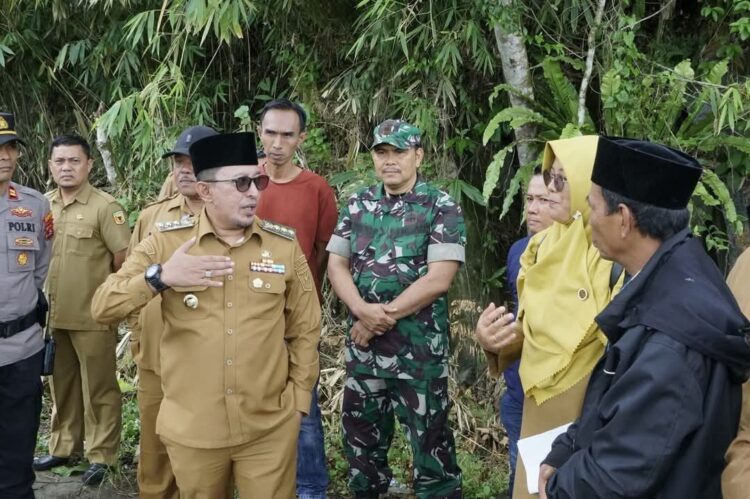 Masyarakat Ingin Berdiri PAUD dan TK 1 KUNJUNGAN— Bupati Tanahdatar Eka Putra berbincang dengan sejumlah tokoh masyarakat Jaho dalam kunjungan kerja ke Nagari Jaho dan Tambangan, Kecamatan X Koto, Senin (14/7).