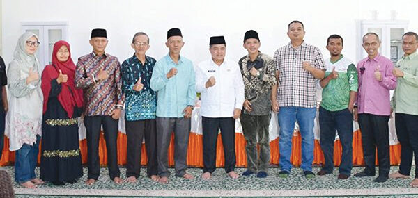 Nagari Koto Rantang jadi Local Champion KBA dari FIF Group, Kick Off Digelar 14 Juli 1 KUNJUNGAN— Bupati Agam, Benni Warlis menerima kunjungan Wali Nagari Koto Rantang, Novri Agus Patra Wijaya beserta perwakilan FIF Group dan
tokoh masyarakat, di Surau Ka’bah Nyiak Tuah, Kamis (3/7).