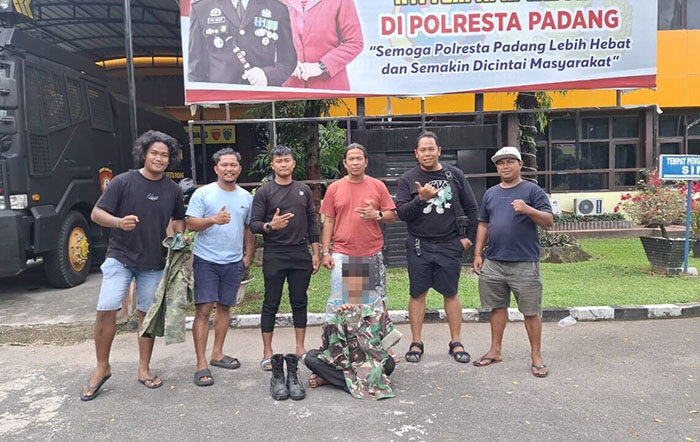 Tentara Gadungan Bawa Kabur dan Cabuli Gadis Bawah Umur 1 GADUNGAN— Pelaku NR yang mengaku-gaku sebagai Tentara diamankan oleh Satreskrim Polresta Padang gegara membawa kabur anak di bawah umur dan pencabulan.