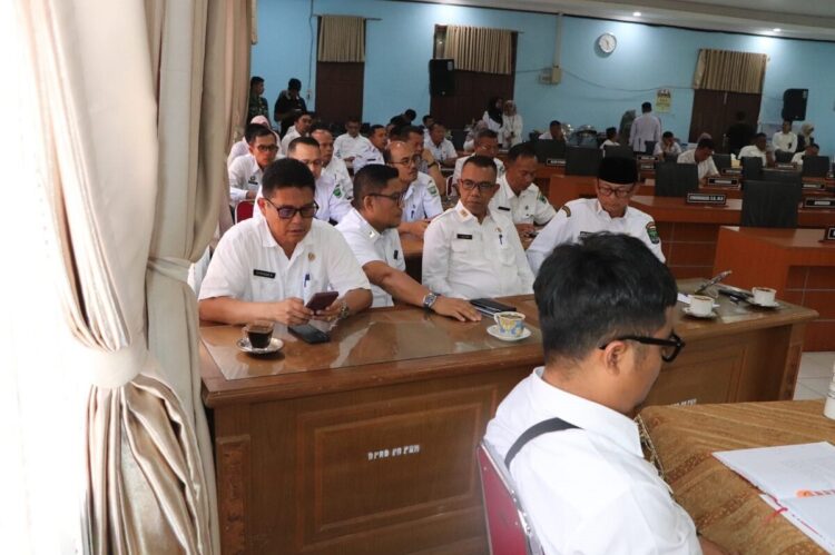 Nota Penjelasan Lima Ranperda Tahun 2025, Bupati Akomodasi Pandangan Umum 8 Fraksi DPRD 1 RAPAT PARIPURNA— Sejumlah pimpinan OPD Pemkab Padangpariaman mengikuti rapat paripurna di gedung DPRD Padangpariaman.