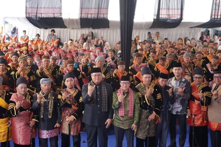 Olek Godang Batogak Pangulu, 37 Pangulu Nagari Barulak Resmi Dikukuhkan 1 BERSAMA PENGHULU— Wakil Bupati Tanahdatar Ahmad Fadly berfoto bersama dengan para penghulu usai acara pengukuhan.
