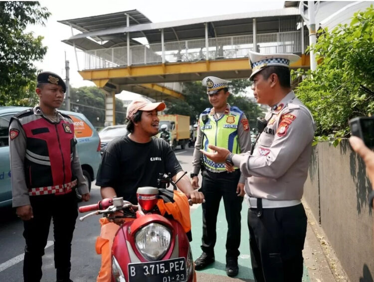 Polri akan Gelar Operasi Patuh 2025, Fokus Edukasi Pengendara dan Pencegahan Laka Lantas 1 LUSTRASI— Polantas menegur pengendara saat operasi.